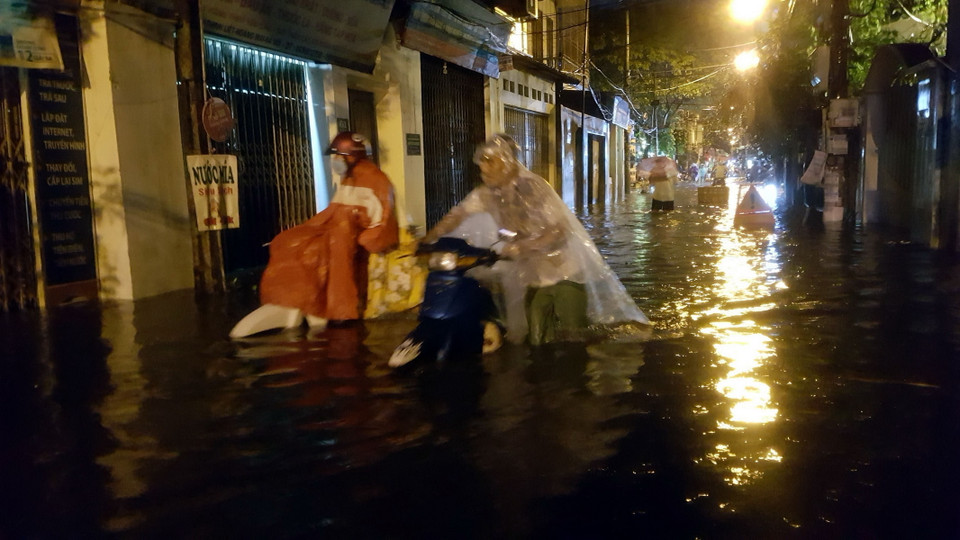 Đường Nguyễn Chính, phường Tân Mai, quận Hoàng Mai có đoạn bị ngập sâu gần 1 mét. (Nguồn: Danh Lam/TTXVN)