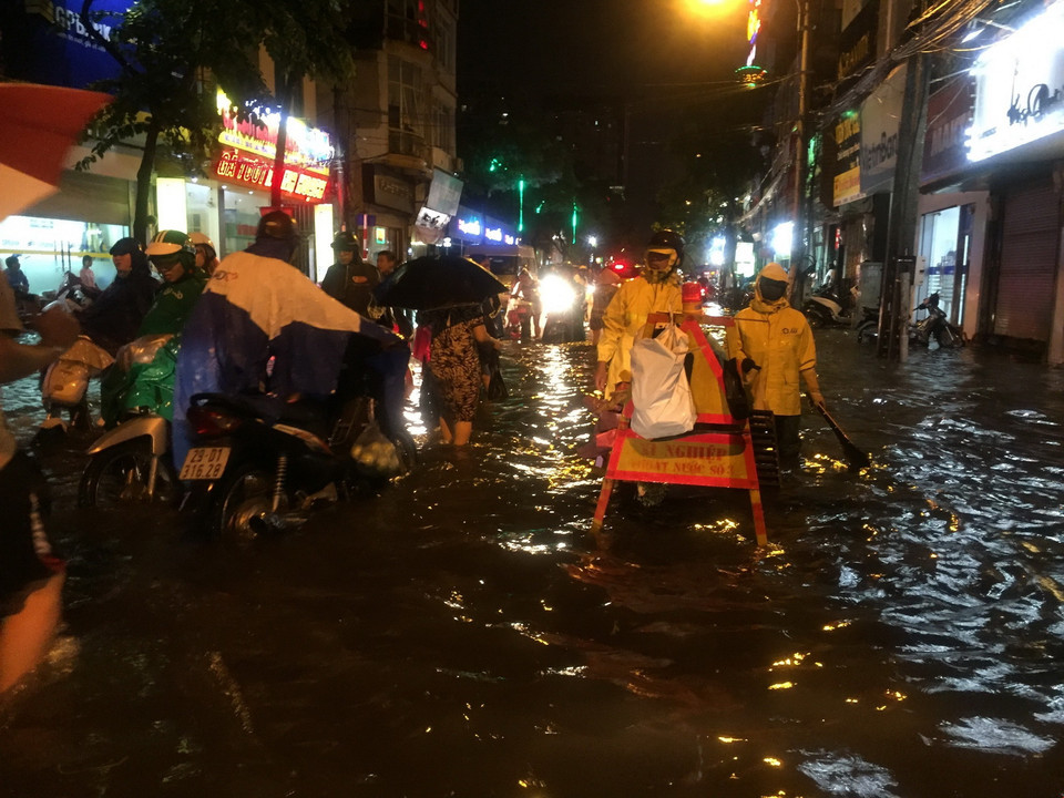 Phố Lạc Trung, quận Hai Bà Trưng bị ngập sâu tới nửa mét nước. (Nguồn: Trần Việt/TTXVN)