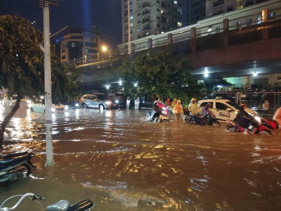 Mưa lớn gây ngập tại khu vực đường Minh Khai. (Nguồn: Thanh Tùng/TTXVN)