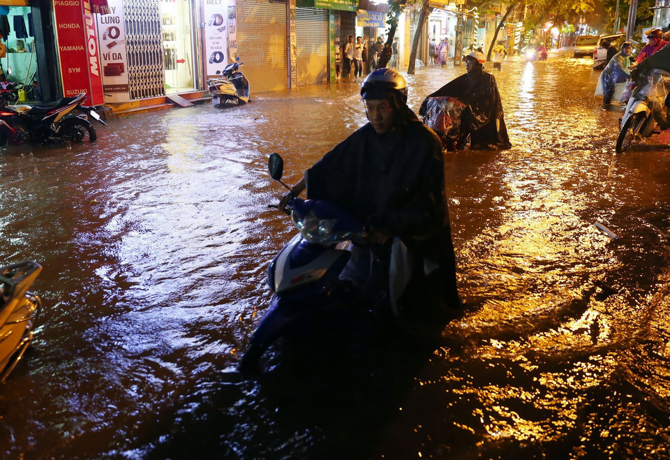 Tuyến phố Nguyễn Huy Tưởng, quận Thanh Xuân có nhiều đoạn ngập tới gần 1m nước khiến nhiều phương tiện bị chết máy. (Nguồn: Huy Hùng/TTXVN)