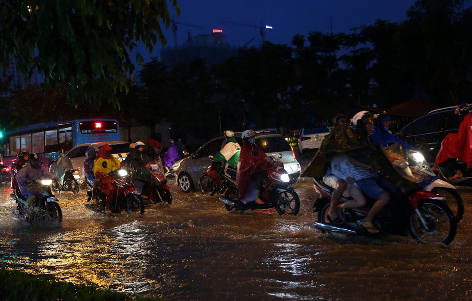 Tuyến phố Hoàng Minh Giám, quận Cầu Giấy ngập cả một đoạn dài, nhiều đoạn ngập đến gần nửa mét nước. (Nguồn: Huy Hùng/TTXVN)