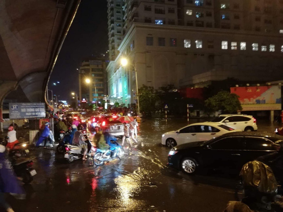 Mưa lớn gây ngập tại khu vực đường Minh Khai. (Nguồn: Thanh Tùng/TTXVN)