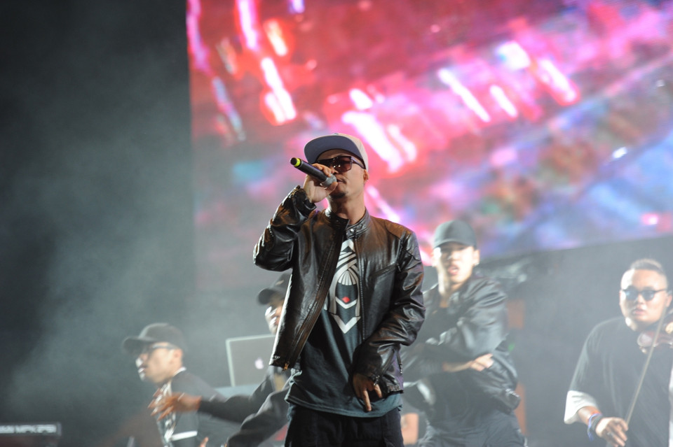 Ban nhạc đã biểu diễn những ca khúc 'Để em rời xa,' 'Hà Nội của tôi,' 'Hoa,' 'Chợ tình'... (Ảnh: Giang Huy) 