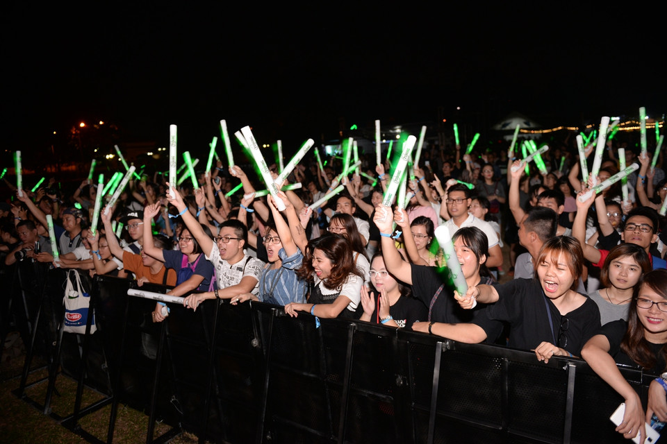  Khán giả trẻ hưởng ứng nhiệt tình đêm khai màn Monsoon. (Ảnh: Giang Huy) 