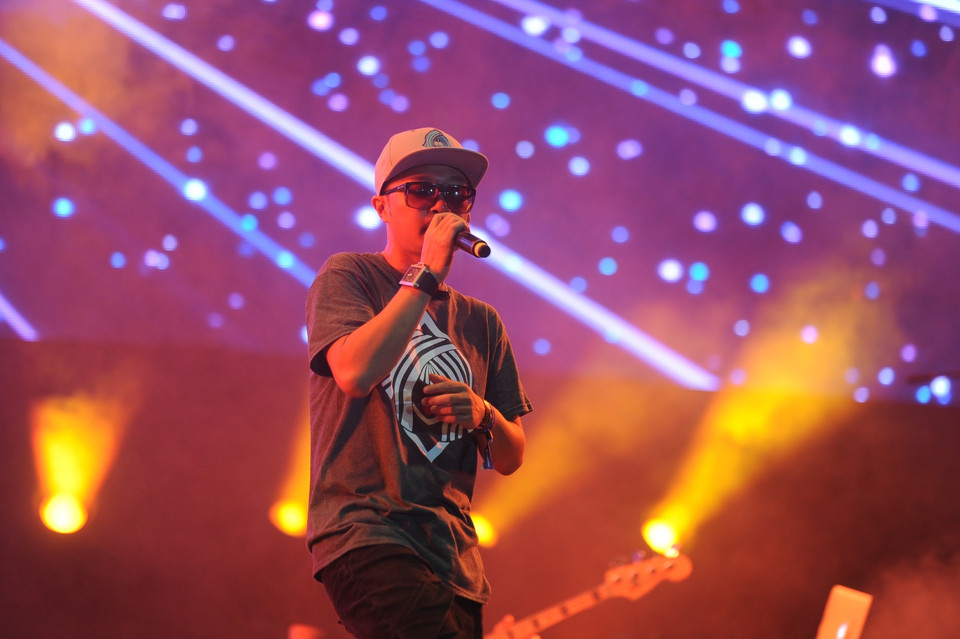 Set diễn của PB Nation có tên gọi là Lucky Duck. PB Nation biểu diễn với ban nhạc 'Màu nước' do tay trống Hùng Cường làm thủ lĩnh. (Ảnh: Giang Huy) 