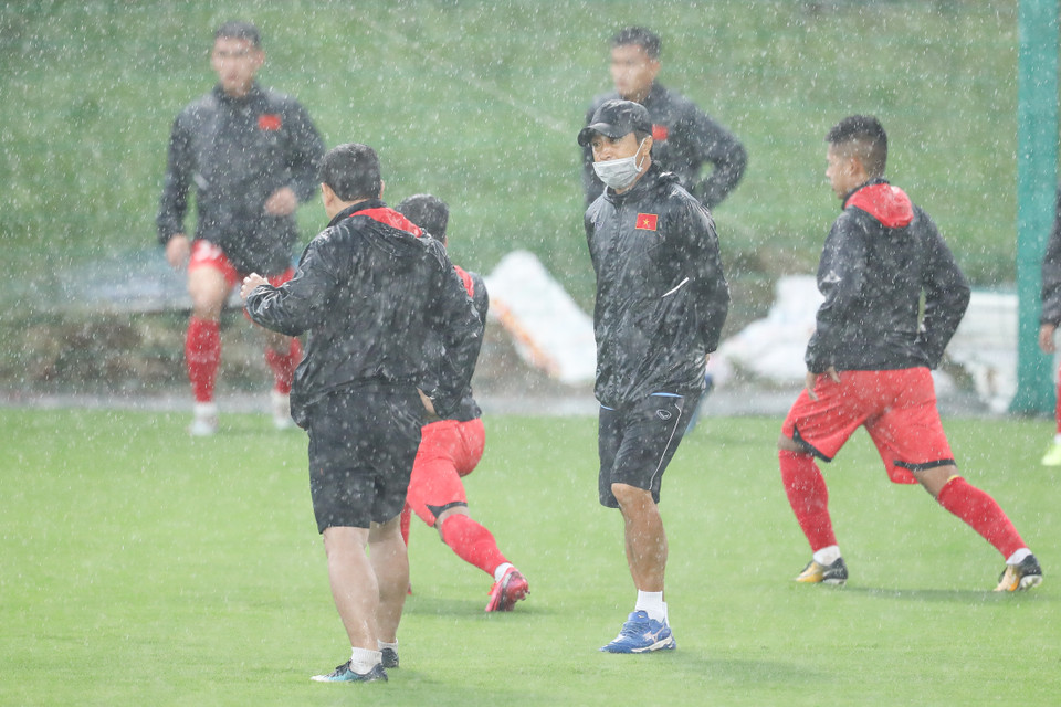 Huấn luyện viên Park Hang-seo chia 47 cầu thủ của U22 Việt Nam đợt này thành hai đội với những ban huấn luyện khác nhau để cùng lúc tập luyện song song trên hai sân cạnh nhau nhằm rà soát kỹ lưỡng từng cầu thủ. (Ảnh: Phúc Tá/Vietnam+)