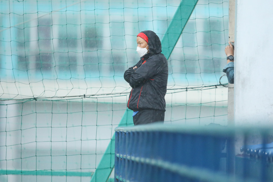 Nhưng cơn mưa lớn chiều 18/8 không ngăn cản được U22 Việt Nam. Huấn luyện viên Park Hang-seo vẫn đội mưa dẫn dắt các cầu thủ tập luyện. (Ảnh: Phúc Tá/Vietnam+)