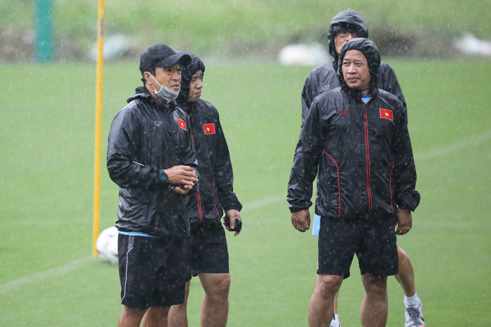 Các trợ lý sẽ trực tiếp làm việc với cầu thủ trên sân trong khi ông Park sẽ theo dõi và đưa ra chỉ đạo cần thiết với ban huấn luyện của hai đội được chia từ U22 Việt Nam. (Ảnh: Phúc Tá/Vietnam+)