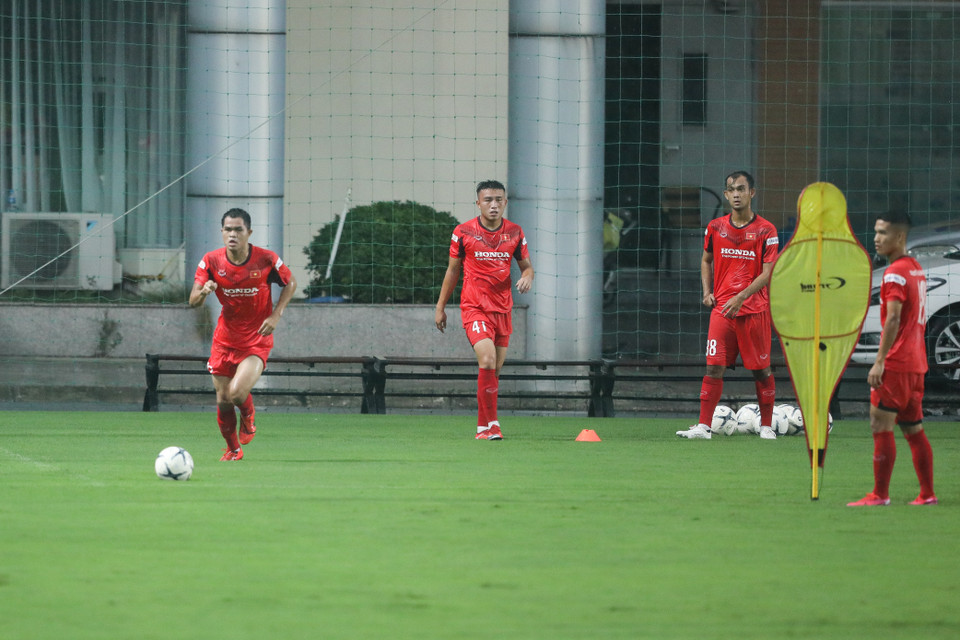 Buổi tập chiều 18/8 của U22 Việt Nam diễn ra với giáo án bài tập không quá nặng khi đây mới là buổi đầu tiên nhiều cầu thủ làm quen với không khí đội tuyển. Đặc biệt, cơn mưa lớn cũng gây ảnh hưởng không nhỏ tới chất lượng tập luyện. (Ảnh: Phúc Tá/Vietnam+)