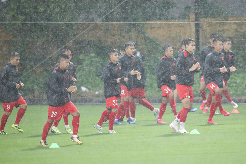 Buổi tập đầu tiên này không thuận lợi do trời đổ mưa lớn đúng lúc đội U22 Việt Nam bước vào sân tập luyện. (Ảnh: Phúc Tá/Vietnam+)