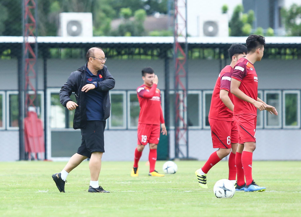 Sau buổi này, tuyển Việt Nam sẽ có buổi tập cuối trên sân đấu chính thức Thammasat vào chiều 4/9 trước khi bước vào trận đấu với Thái Lan lúc 19 giờ ngày 5/9. (Ảnh: Nguyên An)
