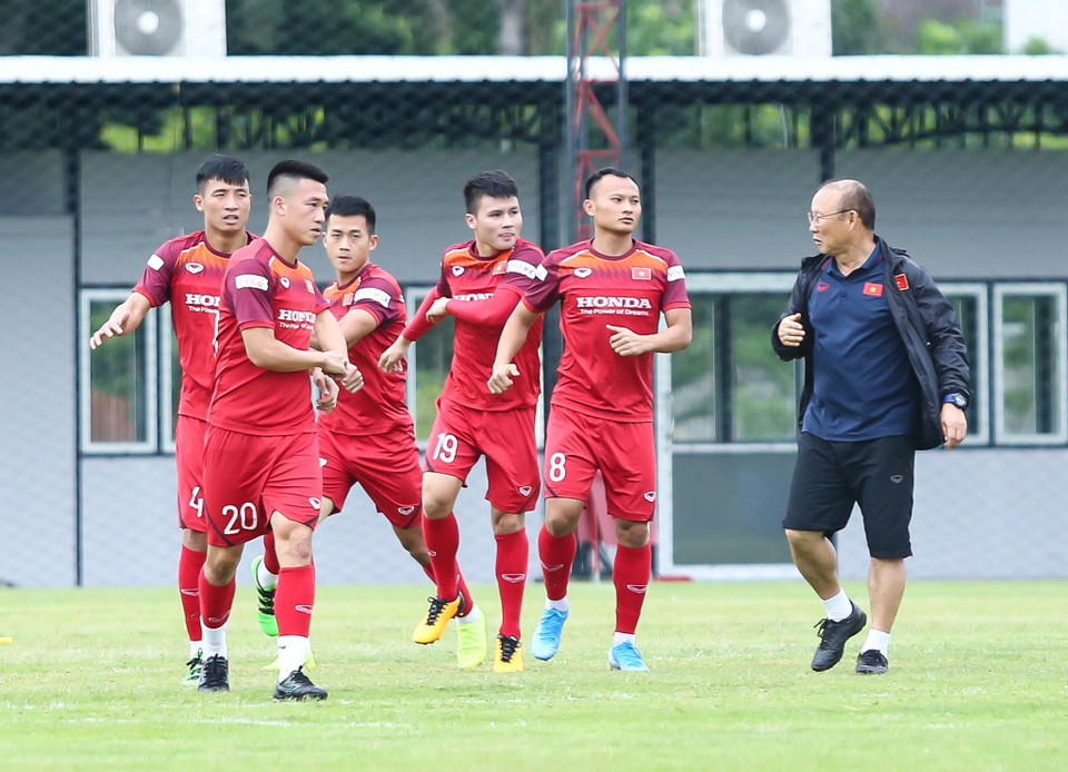 Sau khi nhắc nhở riêng, ông thầy người Hàn Quốc cùng các cầu thủ khởi động trong không khí thoải mái của tuyển Việt Nam. (Ảnh: Nguyên An)