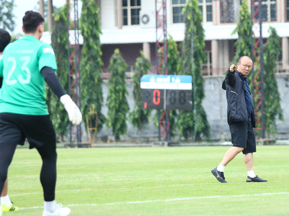 Trong khi các cầu thủ khởi động, huấn luyện viên Park Hang-seo tập trung 3 thủ môn của tuyển Việt Nam để nhắc nhở về chuyên môn. (Ảnh: Nguyên An)