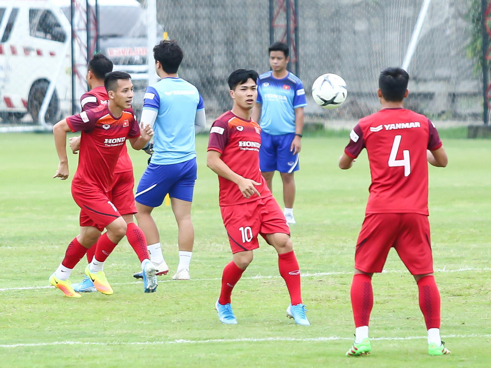 Chiều 3/9, tuyển Việt Nam vẫn chưa có được đầy đủ quân số tập luyện khi Đoàn Văn Hậu chưa kịp quay trở lại sau chuyến sang Hà Lan ký hợp đồng với câu lạc bộ SC Heerenveen. (Ảnh: Nguyên An)