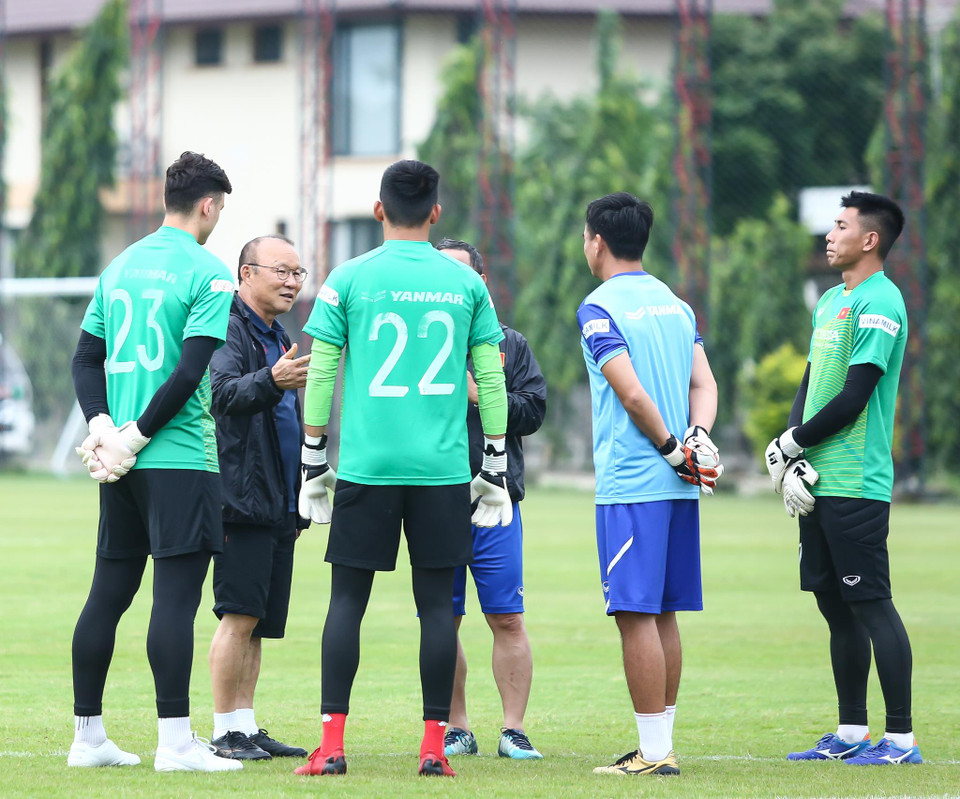 Đặc biệt, Đặng Văn Lâm liên tục được huấn luyện viên Park Hang-seo nhắc nhở và chỉ bảo kỹ càng. (Ảnh: Nguyên An)