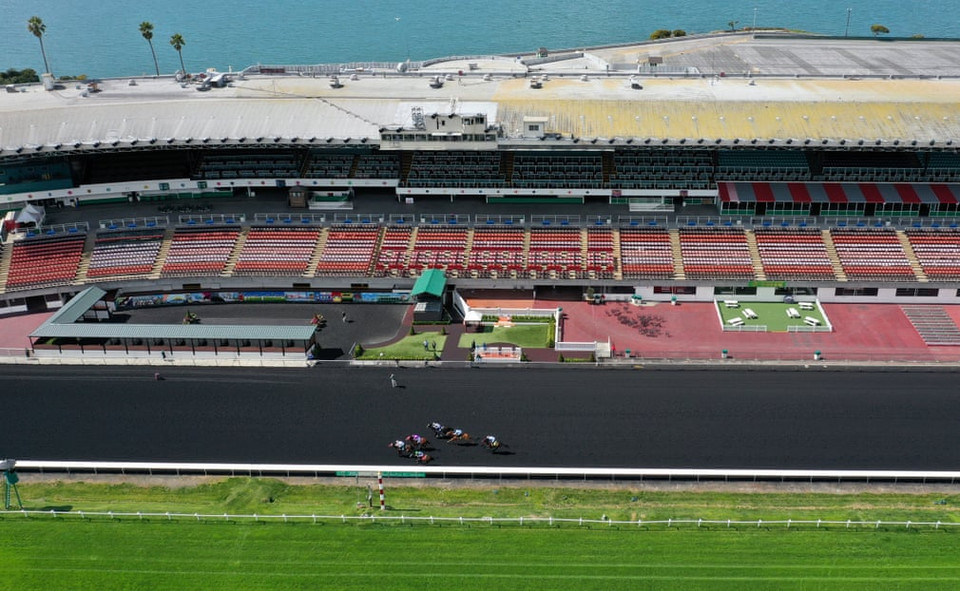 Đua ngựa là một trong số ít môn thể thao không bị hoãn vì COVID-19, nhưng vẫn không có ai đến xem. (Ảnh: Getty)