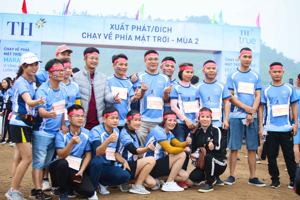 Giải chạy có khởi đầu là cung đường chạy là cánh đồng Hoa hướng dương đẹp như tranh vẽ tại đồi C10. Cung đường chạy tiếp theo đều mang các dấu ấn phát triển mạnh mẽ của tập đoàn TH và Dự án chăn nuôi bò sữa và chế biến sữa TH. Cụm trang trại TH gồm 3 cụm, 9 trại và các cánh đồng, đang chăn nuôi đàn bò sữa gần 70.000 con. Đây là điểm khởi đầu của chuỗi sản xuất khép kín, tuần hoàn, từ khâu trồng nguyên liệu, nuôi bò sữa và sản xuất sữa tươi sạch. Nhờ quy trình nuôi dưỡng, chăm sóc và chế độ dinh dưỡng tối ưu, bò sữa của Trang trại TH đạt sản lượng sữa cao nhất Việt Nam và Đông Nam Á: Bình quân mùa cao điểm đạt 35 lít/con/ngày, tương đương gần 11.000 lít/con/chu kỳ 305 ngày. (Ảnh: PV/Vietnam+)