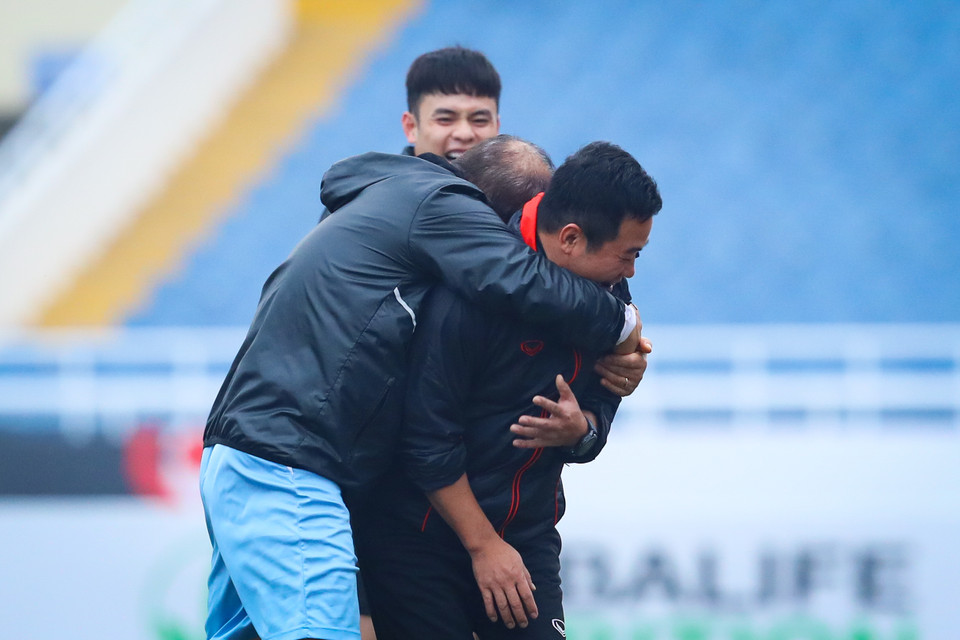 Huấn luyện viên Park Hang-seo cười đùa với ban huấn luyện trong buổi tập dù tỏ ra đầy căng thẳng trong cuộc họp báo trước trận gặp Indonesia. (Ảnh: PV/Vietnam+) 