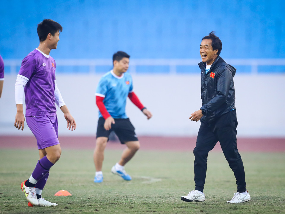 Trợ lý Lee Young-jin cũng không ngại bộc lộ cảm xúc vui vẻ khi tập luyện cùng toàn đội. (Ảnh: PV/Vietnam+) 