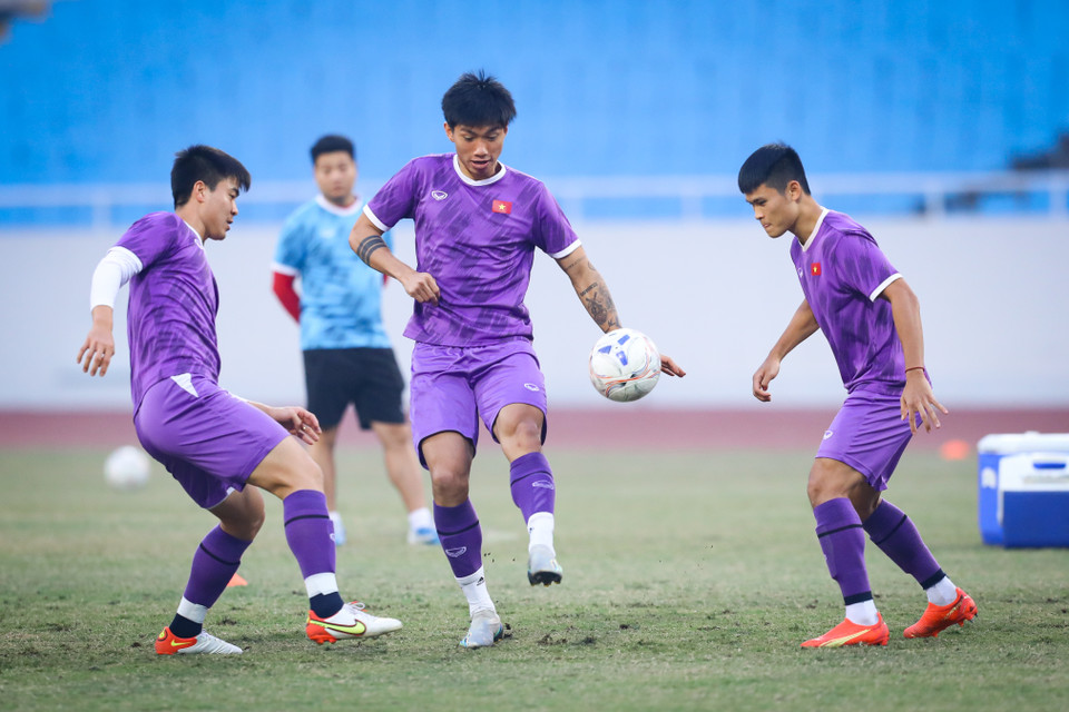 Dù phải gặp trận đấu trên sân khách đầy khó khăn trên sân khách vào hôm 6/1 và trải qua quá trình di chuyển dài từ Indonesia về Việt Nam, song đội tuyển Việt Nam vẫn cho thấy thể trạng sung mãn kèm tâm lý thoải mái. (Ảnh: PV/Vietnam+) 