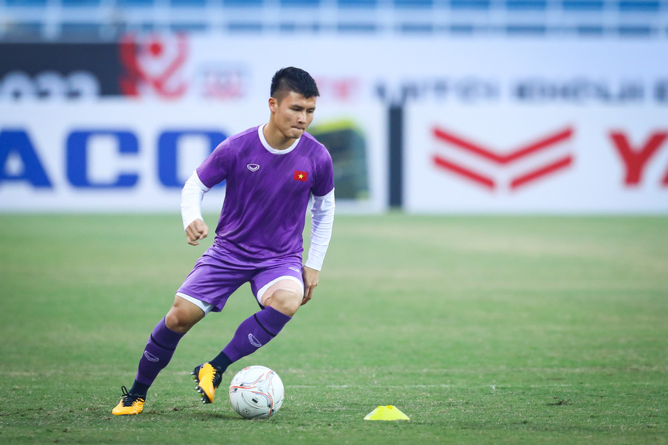 Tiền vệ Quang Hải và đồng đội hứng khởi tập luyện, sẵn sàng hướng đến chiến thắng trên sân nhà để góp mặt tại chung kết AFF Cup 2022. (Ảnh: PV/Vietnam+) 