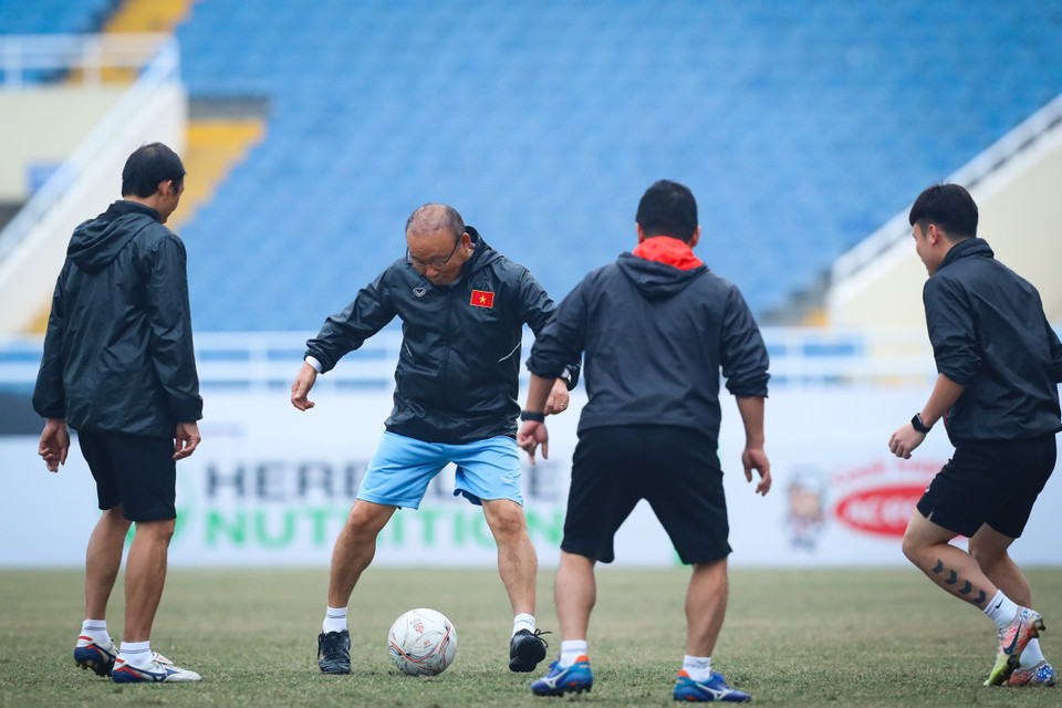 Trước buổi tập cuối cùng, từ ban huấn luyện cho đến tuyển thủ Việt Nam đều cho thấy tinh thần tốt, sẵn sàng bước vào trận đấu quan trọng với Indonesia. (Ảnh: PV/Vietnam+) 