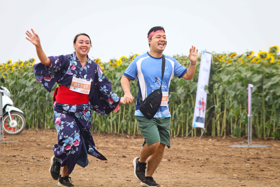 Không chỉ nhân viên doanh nghiệp, nhiều vị khách quốc tế cũng hào hứng tham gia. (Ảnh: PV/Vietnam+) 