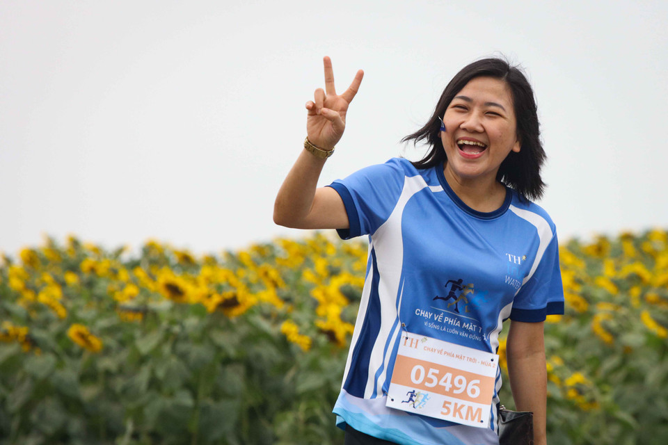 Giải chạy thu hút hơn 1.000 cán bộ nhân viên đến từ hơn 30 đơn vị và công ty thành viên trong Tập đoàn TH với các cự ly bán marathon gồm 5km, 10km và 21km. Giải nhằm khơi dậy tinh thần phong trào rèn luyện thể chất, tăng tính gắn kết, niềm tự hào về doanh nghiệp và văn hóa doanh nghiệp. Năm 2021, Tập đoàn TH được vinh danh là ‘Nơi làm việc tốt nhất châu Á’ theo bình chọn của HR Asia Magazine. (Ảnh: PV/Vietnam+) 