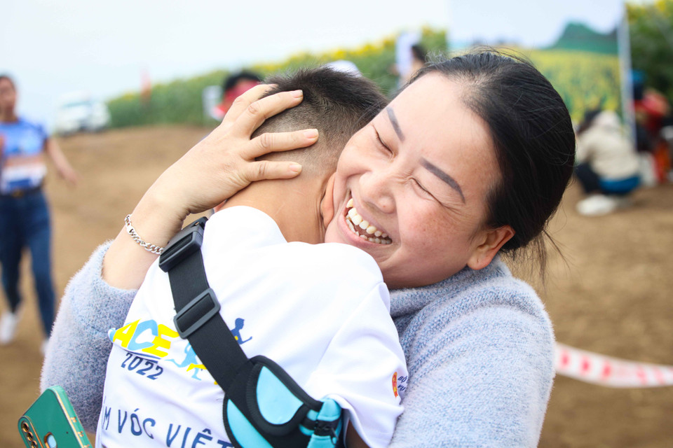 Một nhân viên của Tập đoàn TH xúc động khi con trai hoàn thành cự ly 5km đầy ấn tượng. (Ảnh: PV/Vietnam+) 