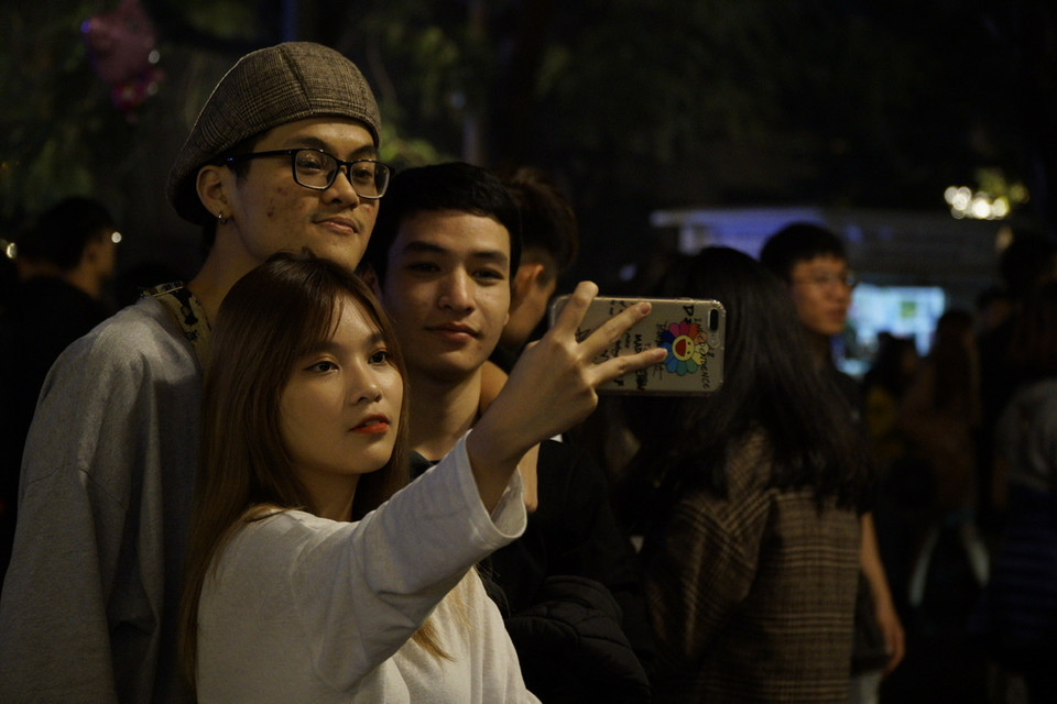 Nhóm bạn trẻ cùng chụp selfie chào đón năm mới. (Ảnh: Minh Hiếu/Vietnam+)