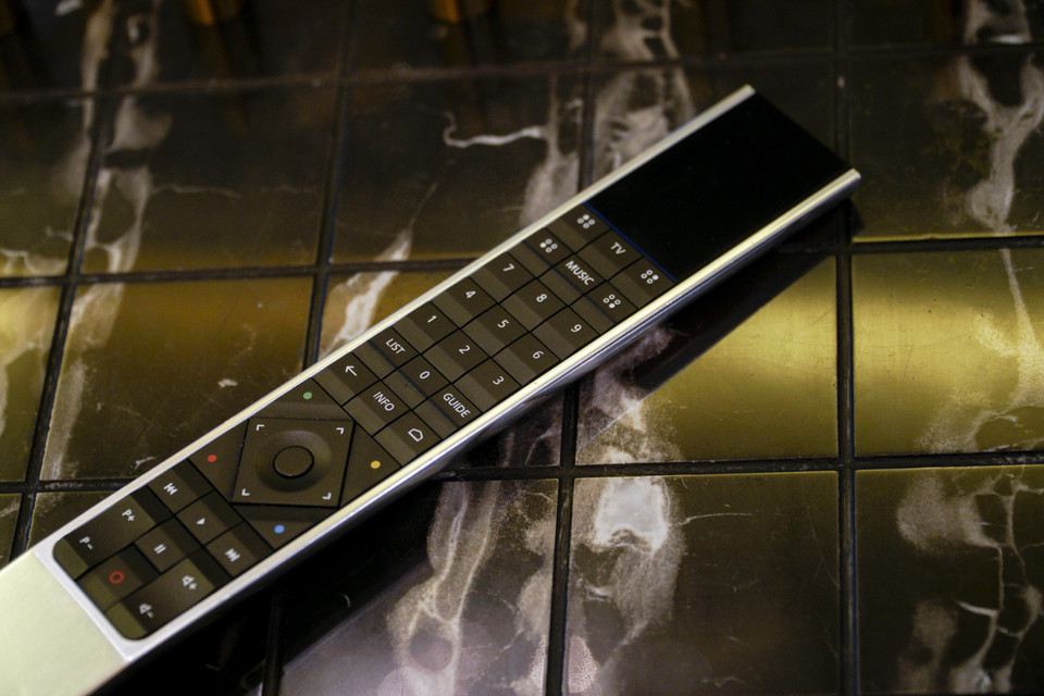 Chiếc điều khiển thiết bị nhôm nguyên khối Beoremote One được thiết kế rất tinh tế, sang trọng và có thể sử dụng cho tất cả sản phẩm của B&amp;O. Chiếc điều khiển này có giá bán lẻ khoảng 8 triệu đồng (tặng kèm khi mua TV). (Ảnh: Minh Hiếu/Vietnam+)