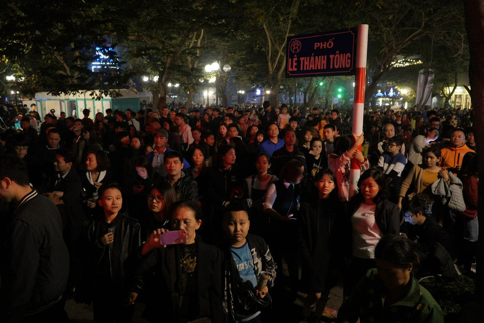 Cả biển người cùng hân hoan trong những giây phút đầu tiên của năm 2020. (Ảnh: Minh Hiếu/Vietnam+)