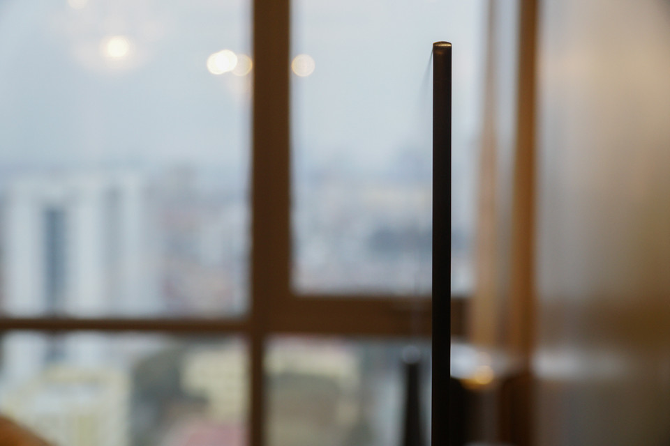 TV sử dụng công nghệ và tấm nền OLED của nhà sản xuất LG, bề dày của chiếc TV rất mỏng, chưa tới 20mm. (Ảnh: Minh Hiếu/Vietnam+)