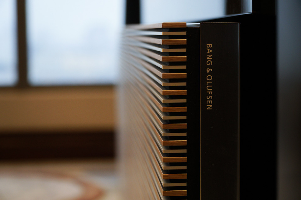 Nếu người dùng không cảm thấy hài lòng với màu gỗ sồi thì Beovision Harmony có nhiều phiên bản khác nhau tuỳ theo yêu cầu của khách hàng. (Ảnh: Minh Hiếu/Vietnam+)