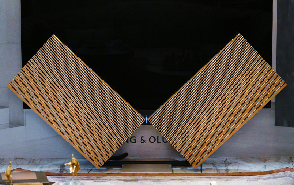 Điều đặc biệt ở đây là khi kích hoạt bật chiếc TV, ngay lập tức hai cánh loa sẽ mở ra hai bên theo cấu trúc của chiếc quạt giấy, hay như một cánh bướm dang rộng. Đồng thời màn hình cũng được đẩy dần lên tới vị trí hiển thị. (Ảnh: Minh Hiếu/Vietnam+)