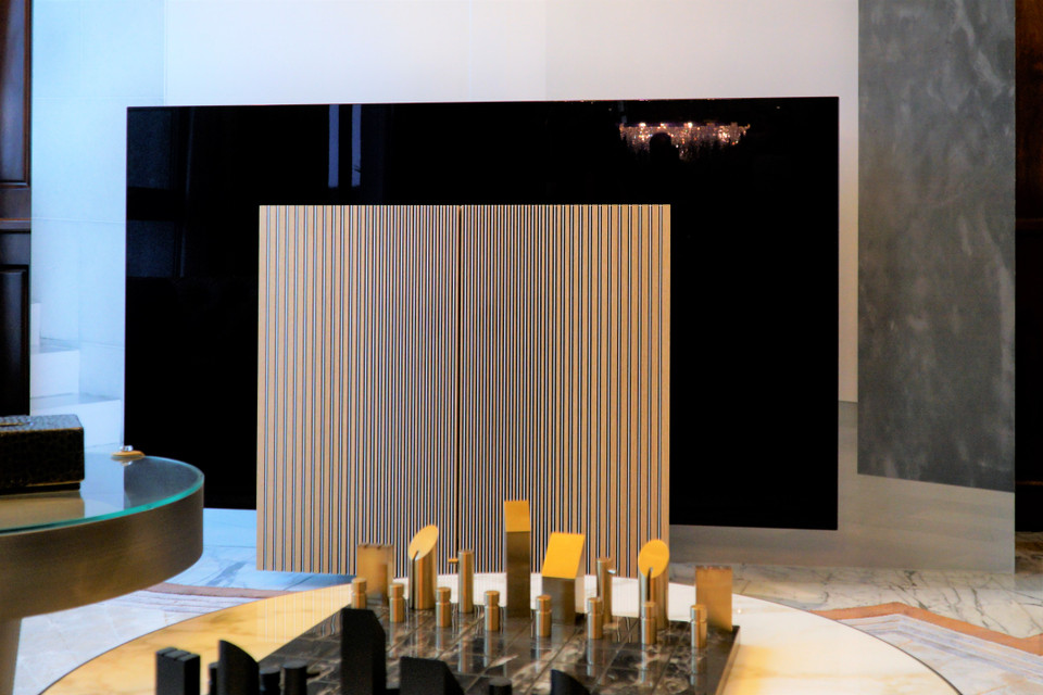 Khi chiếc Beovision Harmony ở trạng thái tắt và chỉ chơi nhạc, màn hình siêu mỏng sẽ được đặt sát mặt sàn, che phủ một phần bằng hai cánh loa gỗ sồi và nhôm. (Ảnh: Minh Hiếu/Vietnam+)