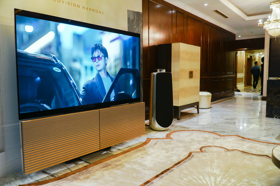 Chiếc TV này có tổng khối lượng “khủng” lên đến hơn 110 kg, bao gồm hệ thống âm thanh, chân đế và TV. (Ảnh: Minh Hiếu/Vietnam+)h