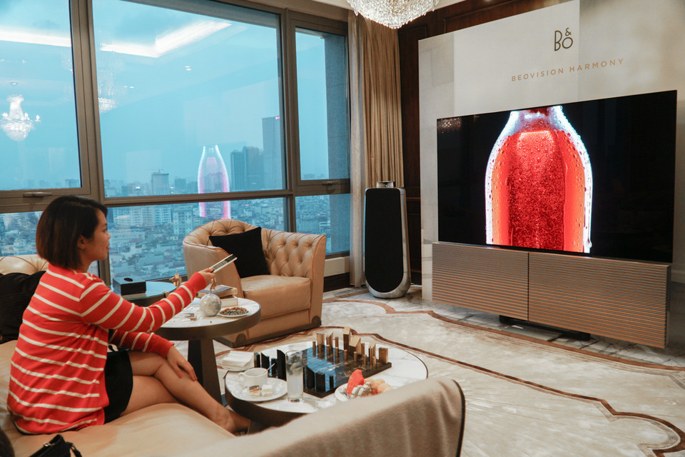 Tuy nhiên, chiếc TV này có giá thành đắt đỏ nên sẽ kén người dùng. (Ảnh:Minh Hiếu/Vietnam+)