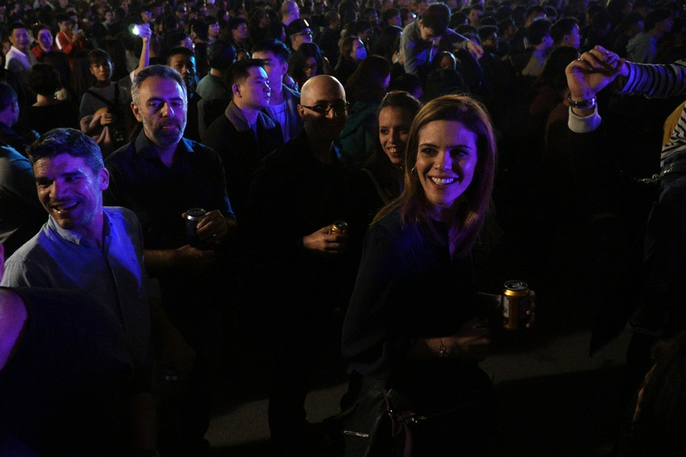 Nhiều người nước ngoài cũng xuống đường chào mừng năm mới. (Ảnh: Minh Hiếu/Vietnam+)