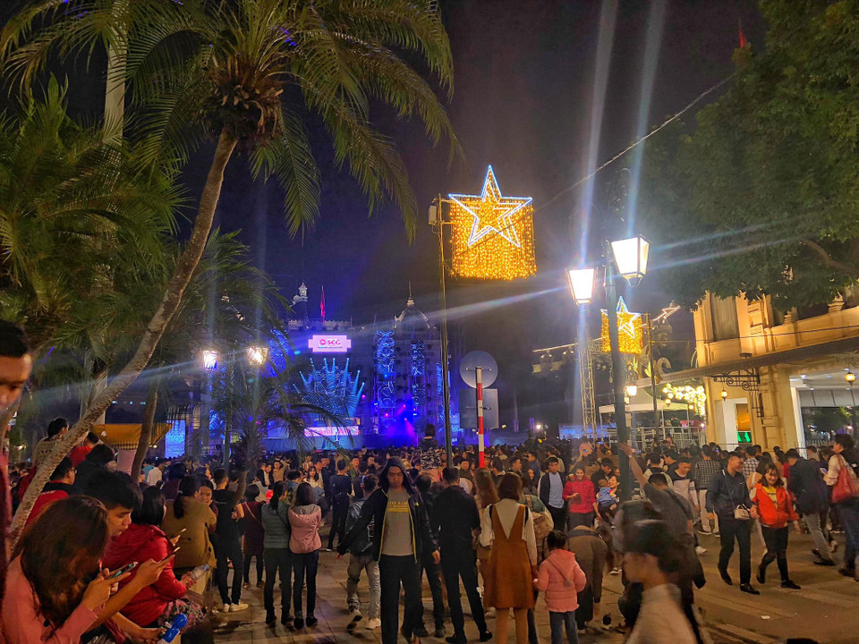 Từ sớm, người dân Thủ đô đã đổ xuống đường vui chơi, chờ đón năm mới trong không khí tưng bừng, háo hức. (Ảnh: Minh Hiếu/Vietnam+)h