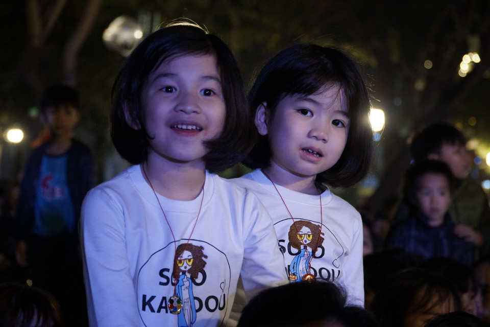 Biểu cảm thích thú của các em nhỏ với sự kiện. (Ảnh: Minh Hiếu/Vietnam+)