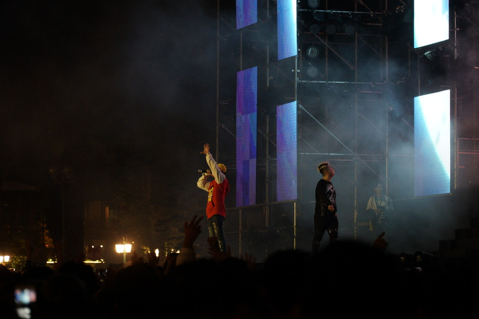 Những nghệ sỹ tại buổi diễn đang cháy hết mình cùng khán giả. (Ảnh: Minh Hiếu/Vietnam+)