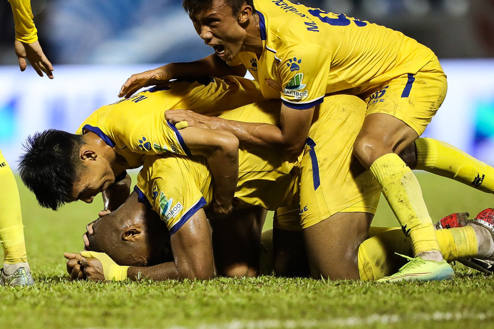 Và chỉ 2 phút sau, Rafaelson tiếp tục tỏa sáng, gỡ hòa 2-2 cho Nam Định tiếp tục nhờ một tình huống đánh đầu dũng mãnh trong vòng cấm. (Ảnh: Phúc Tá/Vietnam+)