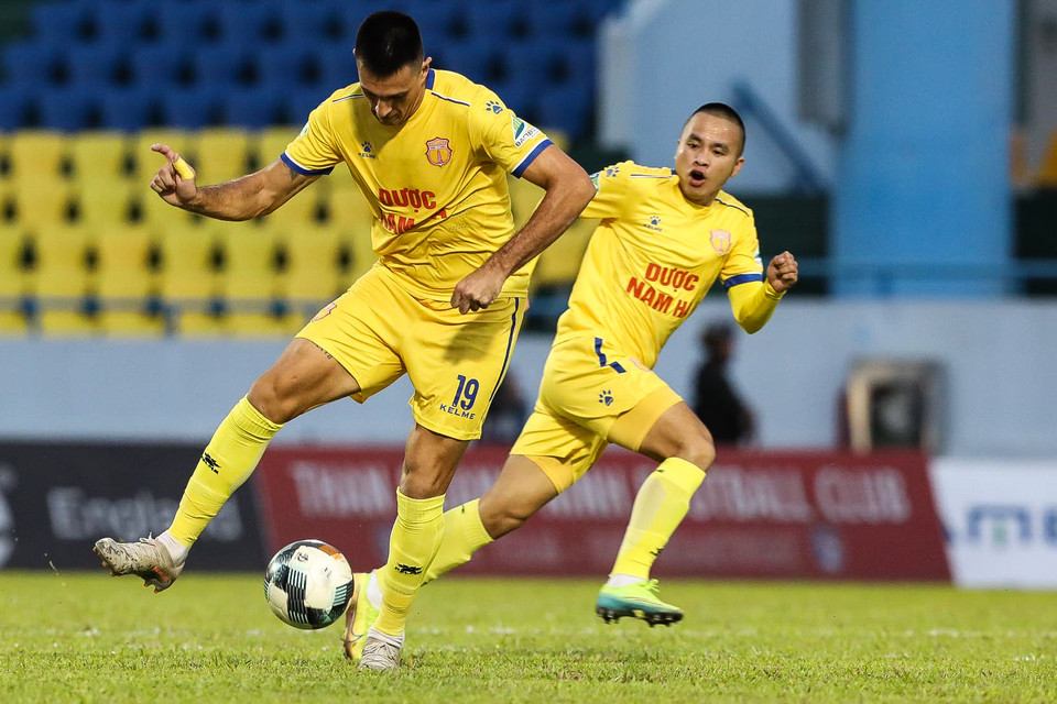 Kết thúc 90 phút thi đấu cùng tỷ số 2-2, hai đội phải bước vào loạt sút 11 mét đầy may rủi. (Ảnh: Phúc Tá/Vietnam+)