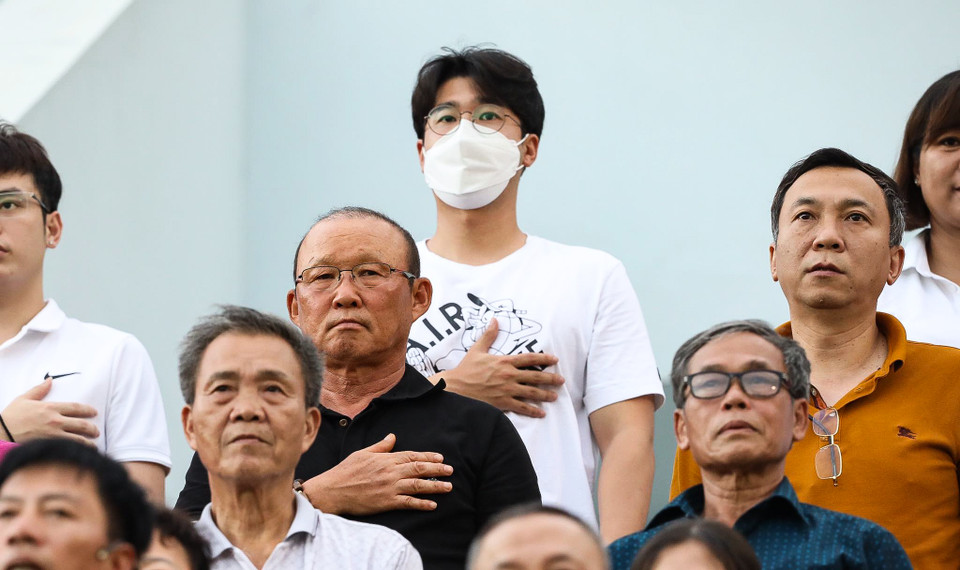 Hiệp một kết thúc với tỷ số 2-2 cùng thế trận hấp dẫn. Có mặt trên khán đài, huấn luyện viên Park Hang-seo chắc hẳn đã phải theo dõi rất kỹ. (Ảnh: Phúc Tá/Vietnam+)