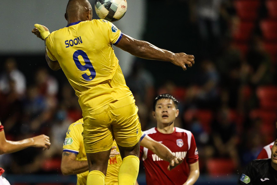 Tuy nhiên, cách biệt hai bàn không duy trì được lâu. Nam Định rút ngắn tỷ số xuống 1-2 ở phút 39 nhờ cú đánh đầu của Rafaelson. Tiền đạo đội khách bật cao dứt điểm khi thủ thành Than Quảng Ninh đã mắc lỗi ra vào. (Ảnh: Phúc Tá/Vietnam+)