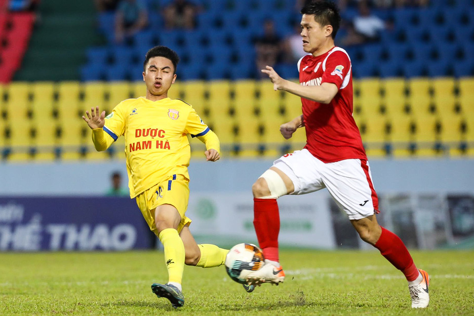Sau giờ nghỉ, hai đội vẫn giữ thế trận cân bằng, chơi cởi mở và có những đường tấn công nguy hiểm. (Ảnh: Phúc Tá/Vietnam+)
