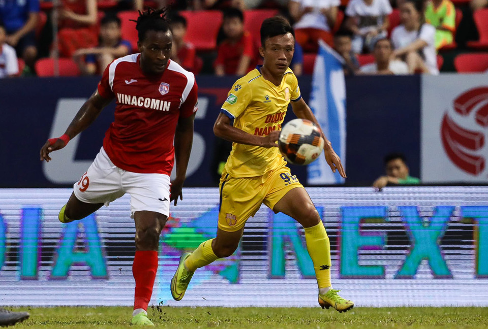 Thế trận cởi mở được đôi bên tạo ra. Có tới 4 bàn thắng bằng đầu được ghi chỉ sau 10 phút trong hiệp một của trận đấu. (Ảnh: Phúc Tá/Vietnam+)