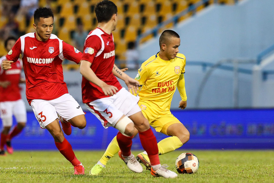 Dẫu vậy, Than Quảng Ninh không thể có thế trận dễ dàng trước Nam Định. Hai đội đều chơi bóng nhanh, không ngại áp sát từ những phút đầu tiên. (Ảnh: Phúc Tá/Vietnam+)