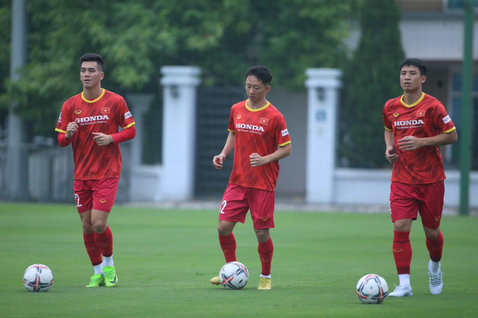 Sau khi hội quân tại khách sạn vào sáng nay (23/11), đội tuyển Việt Nam tập buổi đầu tiên vào buổi chiều cùng ngày tại Trung tâm đào tạo bóng đá trẻ Việt Nam (Hà Nội). (Ảnh: Hiển Nguyễn/Vietnam+)